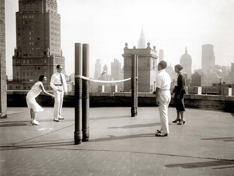 Framed Une Partie de Deck - Tennis sur la Terrasse du Toit de l&#39; Hotel Delmonico de New York, 1925 Print