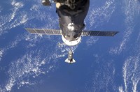 Space Shuttle Discovery approaches the International Space Station Fine Art Print