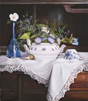 Afternoon Tea con Bottiglia Blu Fine Art Print