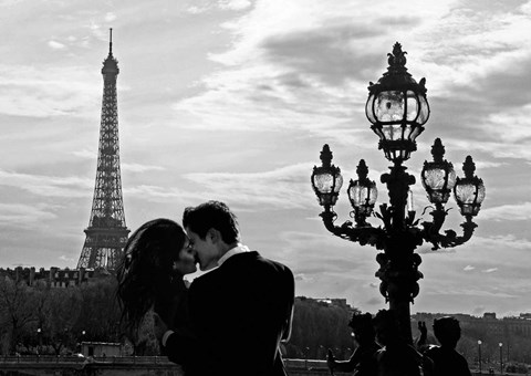 Framed Kiss in Paris Print