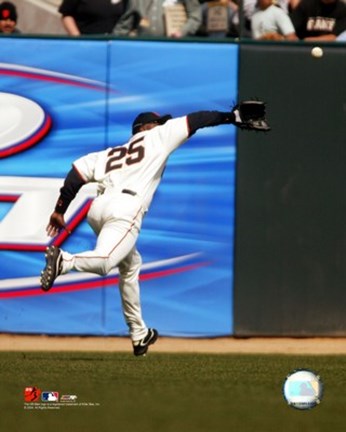 Framed Barry Bonds - 2004 fielding action Print