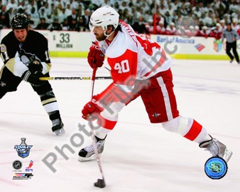 Framed Henrik Zetterberg, Game 4 Action of the 2008 NHL Stanley Cup Finals Print
