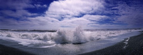 Framed Waves breaking at the coast, Iceland Print