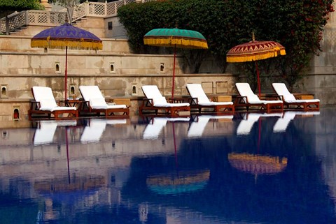 Framed Outdoor swimming pool at Oberoi Amarvilas hotel, Agra, India Print