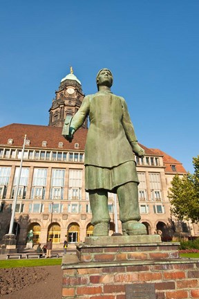 Framed Trummerfrauen Statue Print