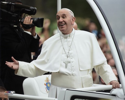 Framed Pope Francis smiles at the crowd as he rides through New York&#39;s Central Park- Friday, September 25, 2015 Print