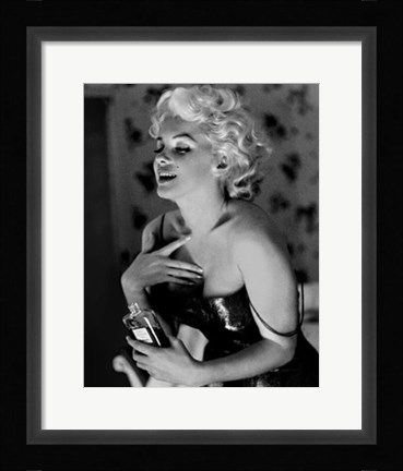 Framed Marilyn Monroe - Chanel No. 5 Print
