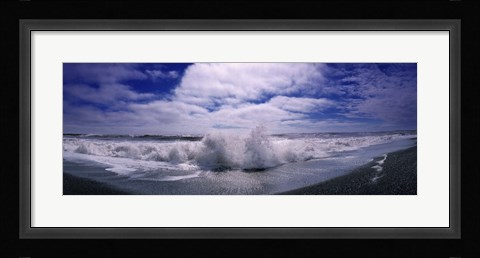 Framed Waves breaking at the coast, Iceland Print