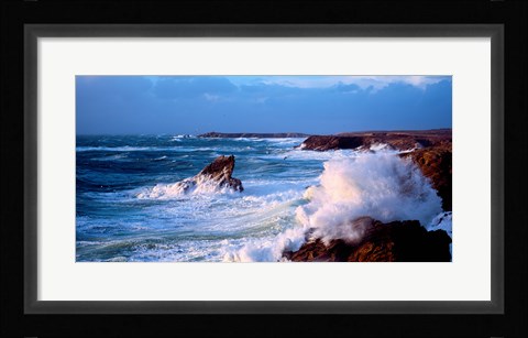Framed Waves crashing on rocks at wild coast, Quiberon, Morbihan, Brittany, France Print