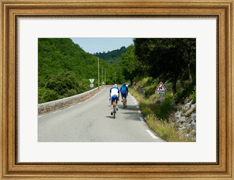Framed Bicyclists on the road, Bonnieux, Vaucluse, Provence-Alpes-Cote d&#39;Azur, France Print