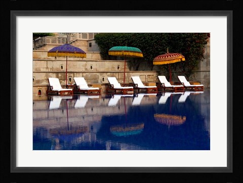 Framed Outdoor swimming pool at Oberoi Amarvilas hotel, Agra, India Print