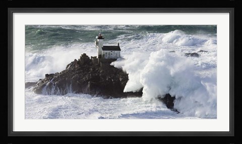 Framed Phare de Tavennec Print
