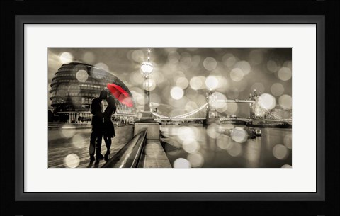 Framed Kissing in London (BW) Print