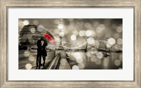 Framed Kissing in London (BW) Print